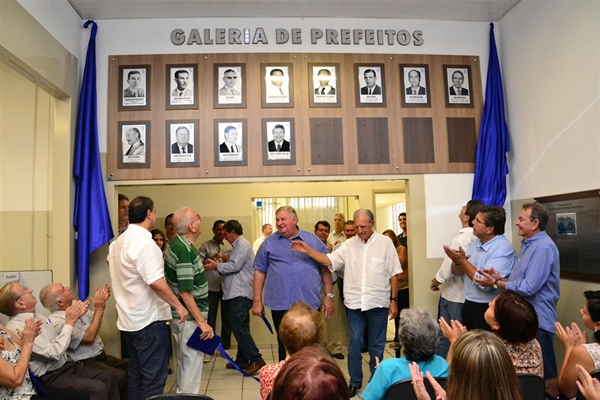 Ex-prefeitos são homenageados com galeria 