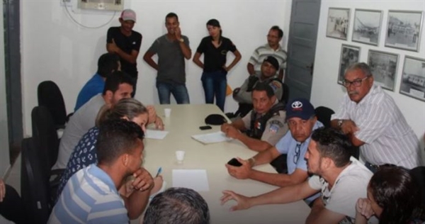  PM, representantes de blocos e da prefeitura durante reunião onde ficou definida a proibição do hit 'Que tiro foi esse' (Foto: Anderson Cláudio/ Ascom Joaquim Gomes) 