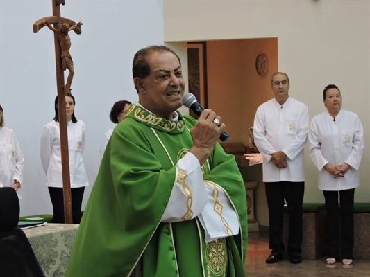 Padre Silvio Roberto celebrou missa na Paróquia Menino Jesus de Praga (Foto: Facebook) 