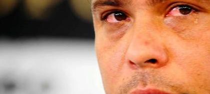 Craque Ronaldo chora ao dar adeus ao futebol