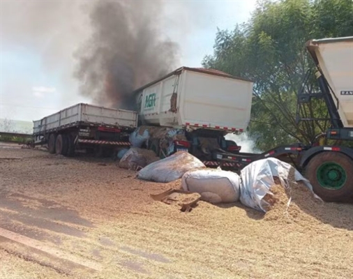 Um grave acidente envolvendo dois caminhões resultou na morte de dois motoristas em Pereira Barreto (Foto: Divulgação)