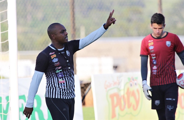 O técnico da Votuporanguense, Rodrigo Cabral, destacou o mental da equipe e disse que evita falar sobre erros de arbitragem (Foto: Rafael Bento/CAV)