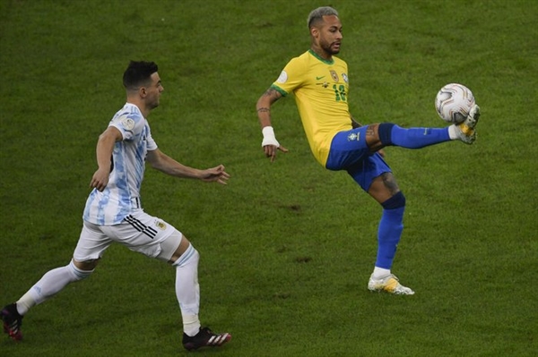 O elenco comandado por Tite enfrenta os argentinos às 16h, na Neo Química Arena, e tenta manter o 100% de aproveitamento  (Foto: Mauro Pimentel/AFP)