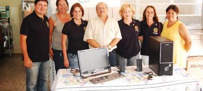 Rotary doa computador à Associação "Irmão Mariano Dias