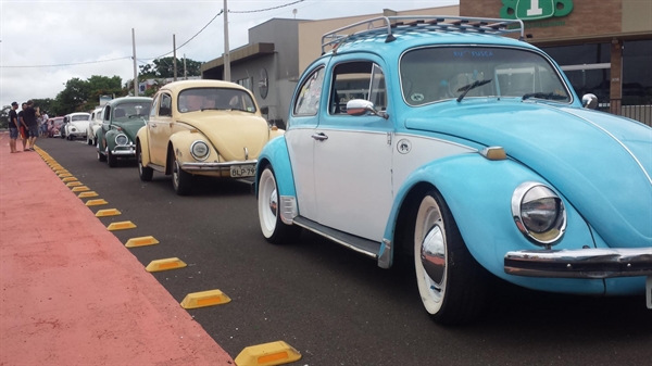 A carreata de fuscas, que ocorre há cerca de dez anos, conta ainda com veículos da “família” do veículo (Foto: Arquivo Pessoal)