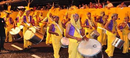 Muita emoção marca o retorno do desfile de rua