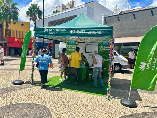 Famílias de Votuporanga tiveram ao longo dos últimos dias a chance de trocar lâmpadas antigas por novas de LED (Foto: Elektro)