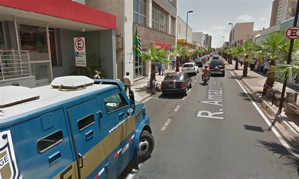O crime aconteceu em uma agência bancária localizada na rua Amazonas, no Centro da cidade (Foto: Reprodução) 