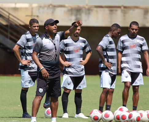 Time voltou a treinar e equipe espera "pés no chão" para continuidade dos trabalhos (Foto: Rafael Bento/CAV)