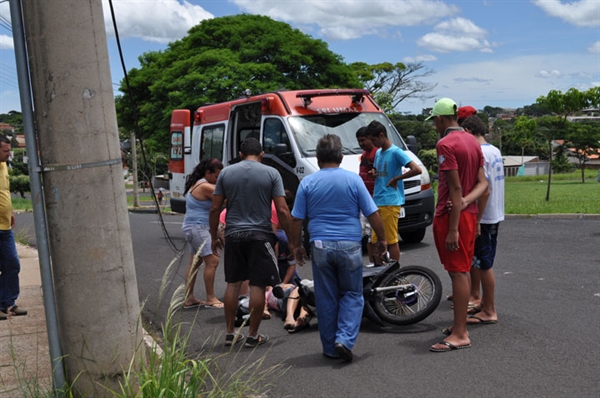 Caminhão derruba fio telefônico e causa acidente com moto no bairro Estação