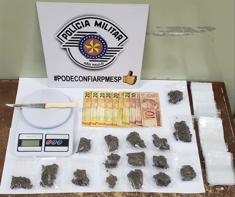 Os policiais militares da Rocam e da Força Tática apreenderam dinheiro, diversas porções de maconha e outros apetrechos (Foto: Divulgação/PM)