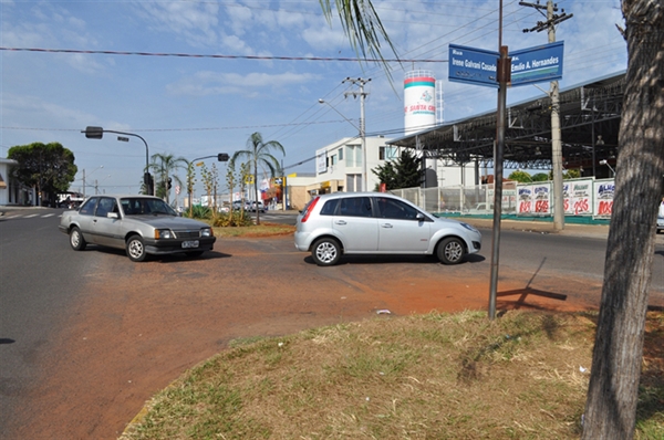 Moradores iniciam abaixo-assinado por semáforo