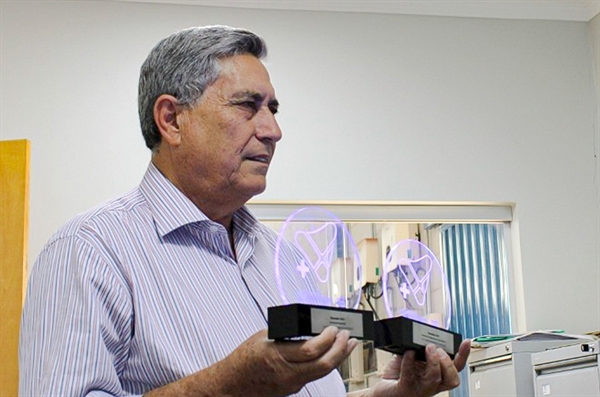 O empresário Antônio Figueiredo recebeu os troféus de Serviços de Vegetação e Destaque de Segurança Sem Risco Elétrico (Foto: Divulgação)