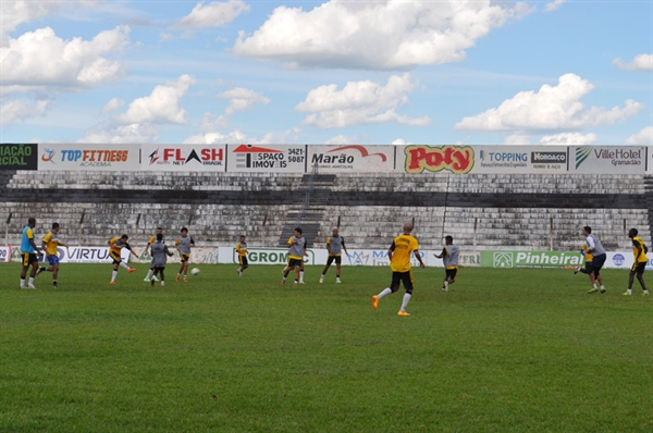 Jogadores participaram de um “rachão” na tarde de ontem para relaxar antes da estreia