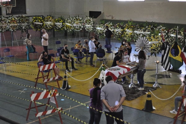 Velório do prefeito Aquiles, na quadra da Escola Municipal Professor José Jabur, reuniu centenas de pessoas (Foto: A Cidade)