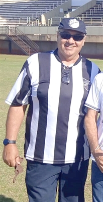 Egmar Marão falou pelo grupo de Memorialistas, na homenagem póstuma à Carlos Márcio de Castro Junqueira, no último sábado, na Arena. (Foto: A Cidade)