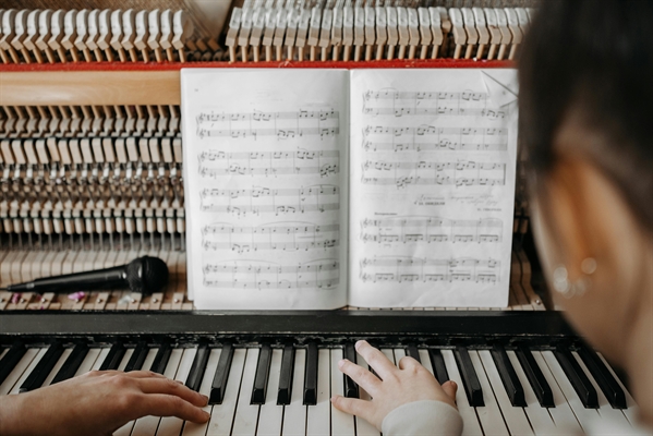 Um conhecido professor de música de Votuporanga foi condenado a 23 anos de prisão por abusar de uma aluna de 13 anos (Foto: Pexels)