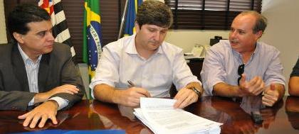 Prefeitura e Caixa assinam contratos