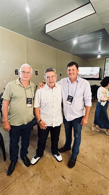 O prefeito Oclair Bento, deputado estadual Carlão Pignatari e o vereador Leandro Barão  (Foto: Prefeitura de Parisi)