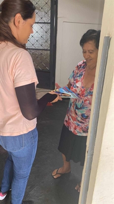 Visitas domiciliares estão sendo realizadas, com uma equipe para instruir os moradores sobre práticas seguras (Foto: Divulgação)