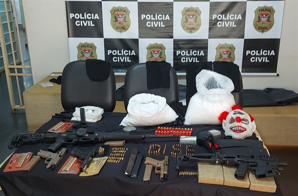 Foram apreendidas pela Polícia Civil quase meio milhão em drogas e arsenal de guerra (Foto: Polícia Civil)