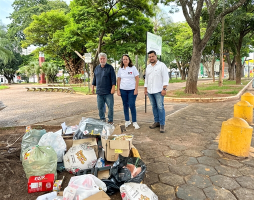 Seba esteve na praça São Bento, ao lado da vereadora Debora Romani e do secretário Fábio Okamoto e flagrou novo descarte de lixo (Foto: Prefeitura de Votuporanga)