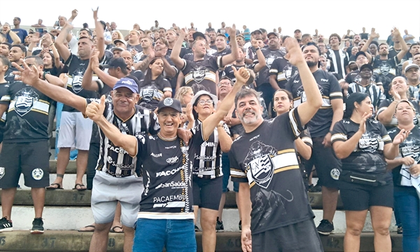 O vereador Jura sentado onde ele gosta, na Arena “Plínio Marin”. Considerado moderado, o vereador caminha para mais uma reeleição. (Foto: Arquivo Pessoal)