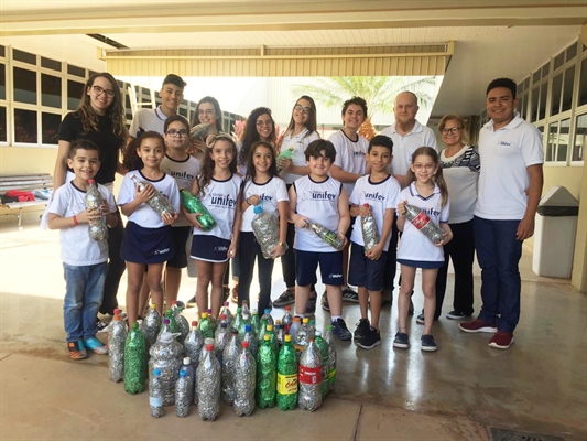 Os alunos do Colégio Unifev destinaram, na última semana, cerca de 60 garrafas petcontendo lacres de alumínio para o Centro Social de Votuporanga (Foto: Unifev)