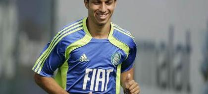 Cicinho é destaque do Verdão