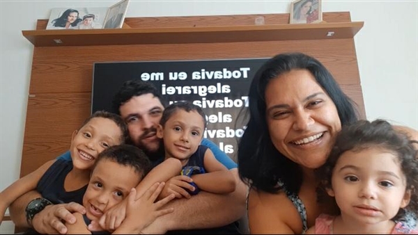 O tio materno Douglas e sua esposa Laura Maria conquistaram os trigêmeos Pedro, Paulo e Felipe na Justiça (Foto: Arquivo pessoal)