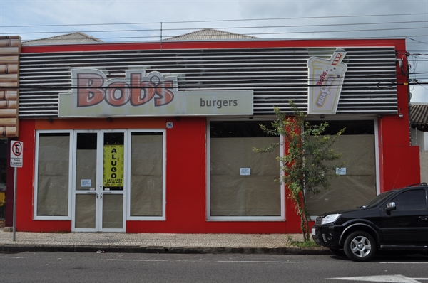 Quem passa pela rua Tocantins, próximo a praça São Bento, pode observar o aviso de que, desde o dia 1º deste mês, o atendimento está sendo realizado apenas no Bob’s Shakes, localizado na rua Amazonas (Foto: Gabriele Reginaldo/A Cidade)