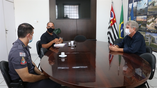 Entre as pautas esteve o convênio da Atividade Delegada que possibilita que policiais militares auxiliem em ações na cidade durante as horas de folga e com isso aumente o efetivo nas ruas (Foto: Prefeitura de Votuporanga)