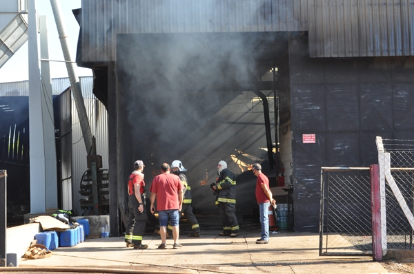 Incêndio destruiu completamente a empresa de recorte de MDF no 5º Distrito Industrial de Votuporanga (Foto: A Cidade)