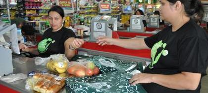 Consumidores optam por sacolas retornáveis