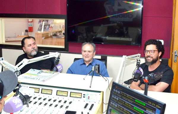 Os estúdios da rádio Cidade FM 94,7 receberam a visita do pastor José Francisco dos Santos, mais conhecido como Zé do Porecatu, líder da Igreja Amor e Família, acompanhado pelos membros Emerson Bortolaia e Jonas Almeida Pereira