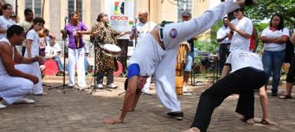 Mestre Lousado ensina capoeira a professores 