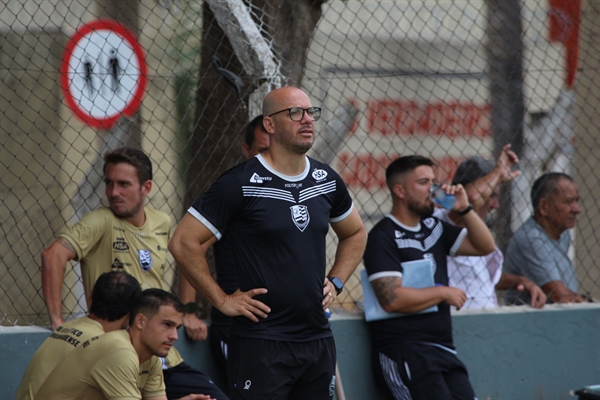 O técnico Rogério Corrêa conversou com a rádio Cidade sobre o jogo de hoje  (Foto: Rafa Bento/CAV)