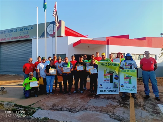 Pintores de Votuporanga receberam o certificado de “Amigo dos Bombeiros” após conclusão de trabalho voluntário (Foto: Arquivo Pessoal)