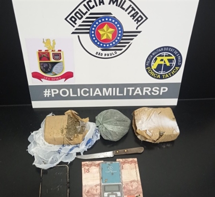 Com o traficante foram apreendidos dois tijolos prensados de maconha, uma porção já fracionada da mesma droga (Foto: Divulgação)