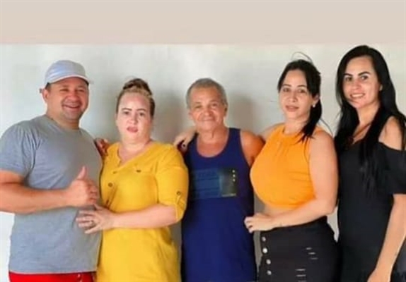 Paulo Roberto (ao centro), morreu vítima da Covid-19 e deixa os filhos Patrícia, Tatiane, Kelly, além de 11 netos e muitos amigos (Foto: Arquivo pessoal)