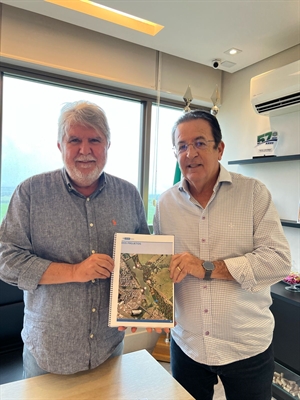 Em reunião na tarde de sexta-feira (16), Luiz Carlos Motta anunciou ao prefeito Jorge Seba a destinação de R$ 20 milhões para a cidade (Foto: Assessoria)