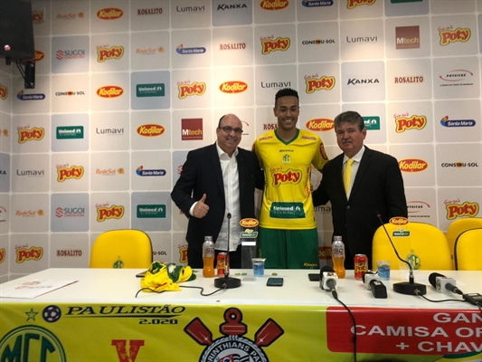 Edivaldo Ferraz, da E&L Marketing, e o presidente do Mirassol, Edson Ermenegildo, apresentaram o novo uniforme do Leão e um pacotão de ingressos para o Paulistão 2020 (Foto: Fábio Ferreira/ Jornal A Cidade)