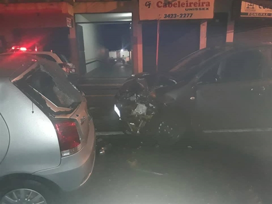 Motorista de aplicativo perde o controle do carro e bate em carros estacionados (Foto: A Cidade)