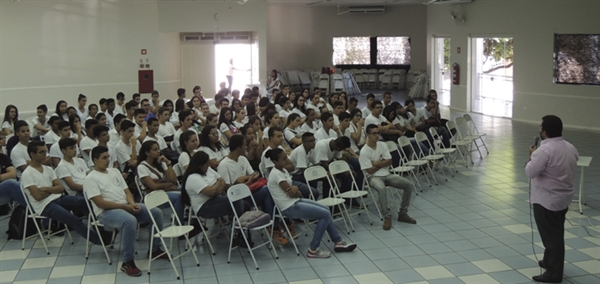 Centro Social faz aniversário e recebe homenagem de aluno