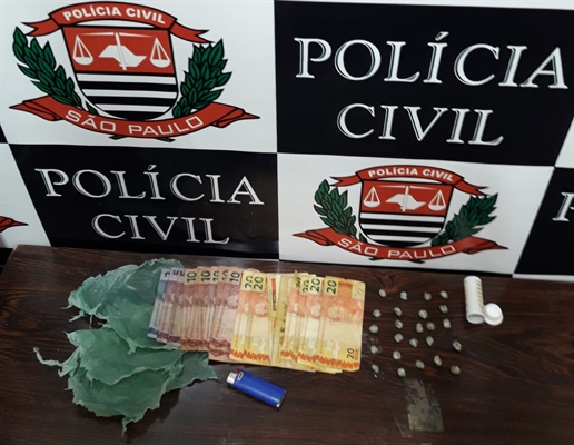 Foram apreendidos diversas porções de crack, além de dinheiro e material de embalagem das drogas (Foto: Divulgação/DISE)