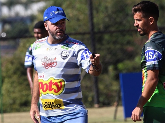 Técnico Rogério Mancini orienta o meio-campista Ricardinho durante treinamento do Clube Atlético Votuporanguense (Foto: Rafael Bento/CAV)