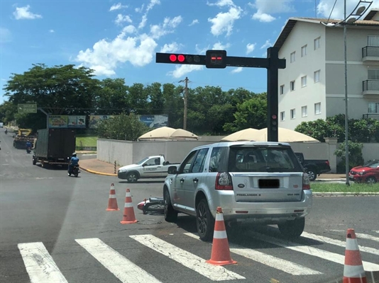 Moto afogou e a condutora foi atingida por um carro e teve ferimentos leves (Foto: A Cidade)