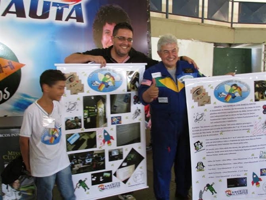 Alunos e professor Rodolfo Vera apresentaram projeto ao astronauta