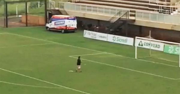 Sorte? Torcedores jogaram sal grosso no gramado da Arena Plínio Marin no último sábado (Foto: Arquivo Pessoal)