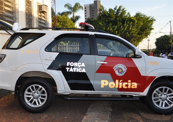 O motorista foi flagrado pela Polícia Militar, tentou mentir que era policial, mas acabou sendo preso  (Foto: A Cidade)